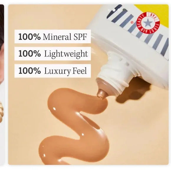 First Aid Beauty Weightless Liquid Mineral Sunscreen with Zinc Oxide SPF 30 - Picture 3 of 5